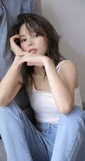 眼睛明亮的精致卷发女生小姐姐身着白色背心牛仔裤慵懒动人室内写真照