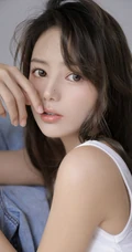 眼睛明亮的精致卷发女生小姐姐身着白色背心牛仔裤慵懒动人室内写真照