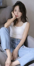 眼睛明亮的精致卷发女生小姐姐身着白色背心牛仔裤慵懒动人室内写真照
