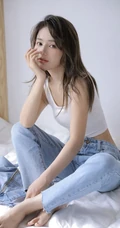 眼睛明亮的精致卷发女生小姐姐身着白色背心牛仔裤慵懒动人室内写真照