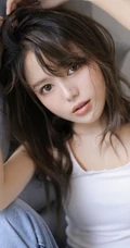 眼睛明亮的精致卷发女生小姐姐身着白色背心牛仔裤慵懒动人室内写真照