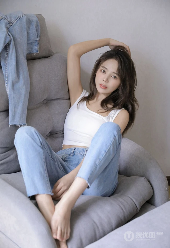 眼睛明亮的精致卷发女生小姐姐身着白色背心牛仔裤慵懒动人室内写真照