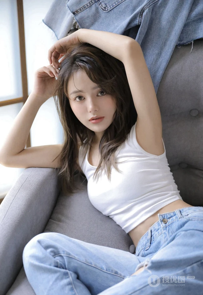 眼睛明亮的精致卷发女生小姐姐身着白色背心牛仔裤慵懒动人室内写真照