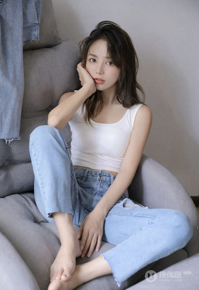 眼睛明亮的精致卷发女生小姐姐身着白色背心牛仔裤慵懒动人室内写真照