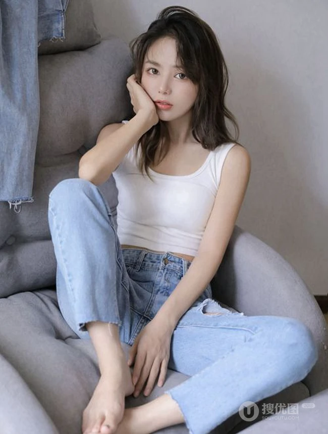 眼睛明亮的精致卷发女生小姐姐身着白色背心牛仔裤慵懒动人室内写真照