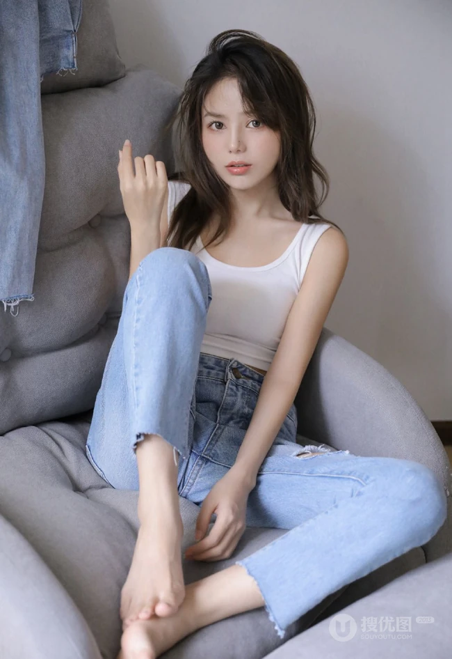 眼睛明亮的精致卷发女生小姐姐身着白色背心牛仔裤慵懒动人室内写真照