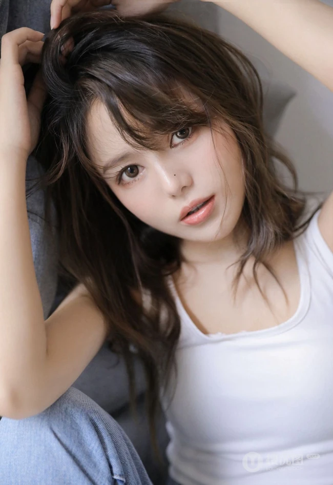 眼睛明亮的精致卷发女生小姐姐身着白色背心牛仔裤慵懒动人室内写真照