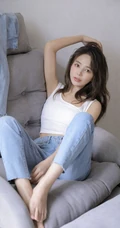 眼睛明亮的精致卷发女生小姐姐身着白色背心牛仔裤慵懒动人室内写真照