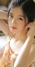 好甜美的女孩，穿着花衣裳搭配短裤的长发线条感甜少女室内吸睛图片