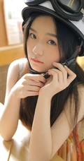 好甜美的女孩，穿着花衣裳搭配短裤的长发线条感甜少女室内吸睛图片