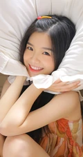 好甜美的女孩，穿着花衣裳搭配短裤的长发线条感甜少女室内吸睛图片