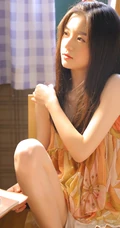 好甜美的女孩，穿着花衣裳搭配短裤的长发线条感甜少女室内吸睛图片