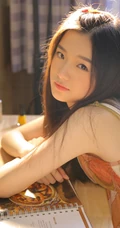 好甜美的女孩，穿着花衣裳搭配短裤的长发线条感甜少女室内吸睛图片