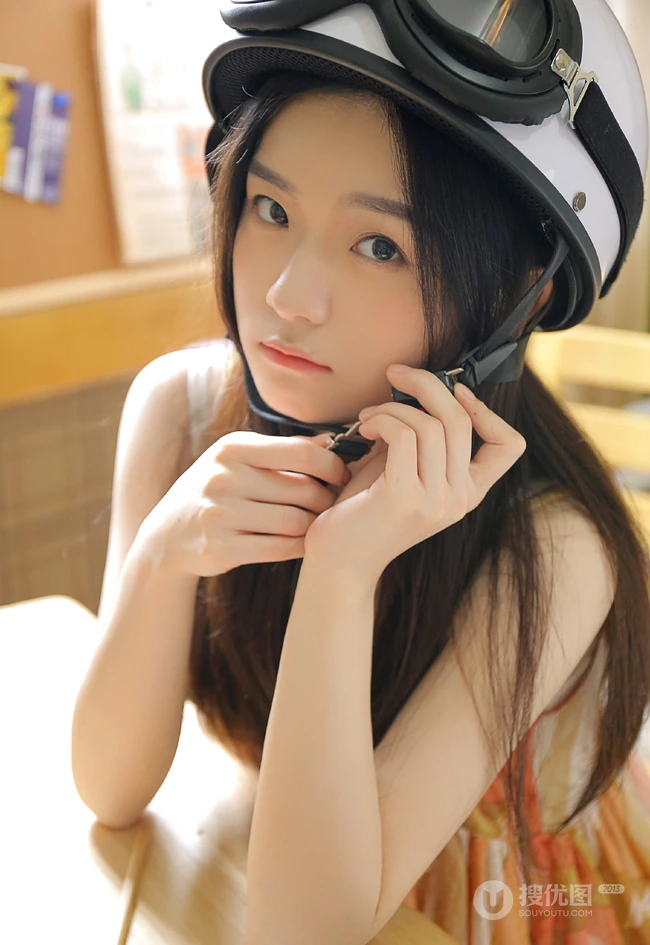 好甜美的女孩，穿着花衣裳搭配短裤的长发线条感甜少女室内吸睛图片