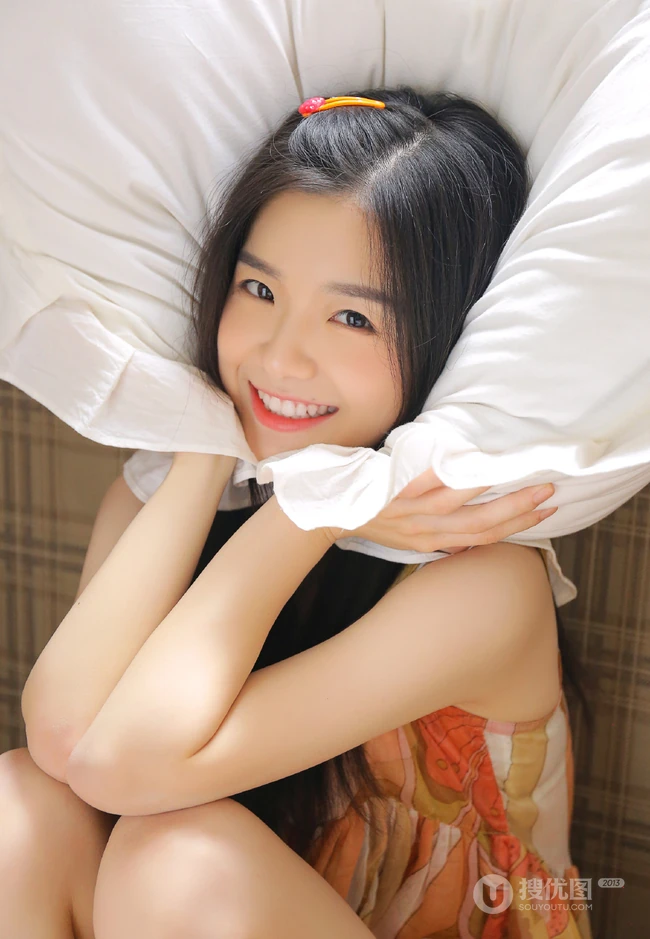 好甜美的女孩，穿着花衣裳搭配短裤的长发线条感甜少女室内吸睛图片