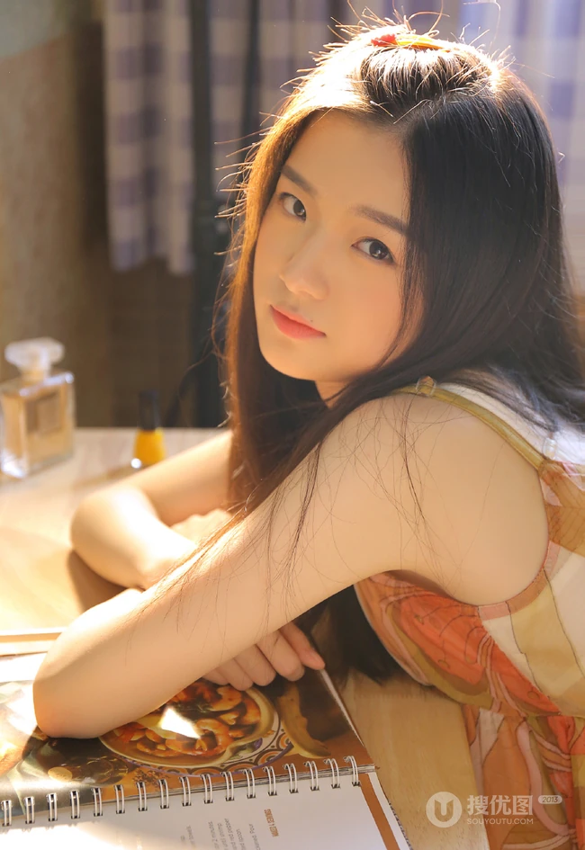 好甜美的女孩，穿着花衣裳搭配短裤的长发线条感甜少女室内吸睛图片