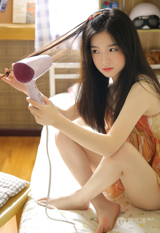 好甜美的女孩，穿着花衣裳搭配短裤的长发线条感甜少女室内吸睛图片