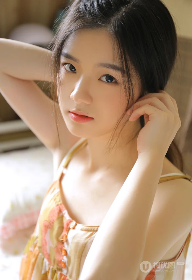 好甜美的女孩，穿着花衣裳搭配短裤的长发线条感甜少女室内吸睛图片
