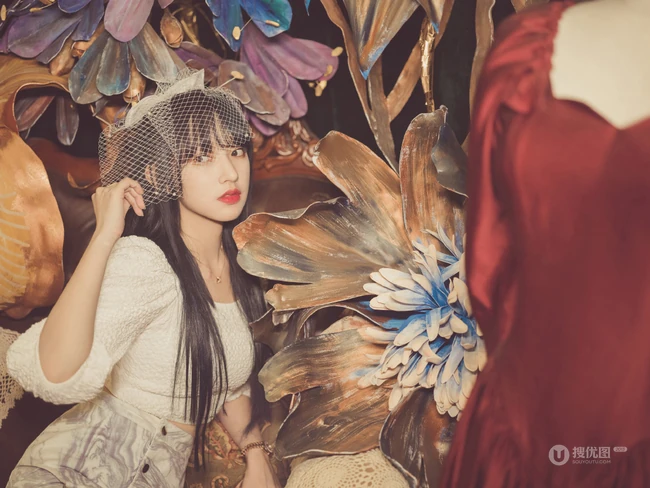 程潇身着白裙，头戴网纱宛若公主超美写真图集