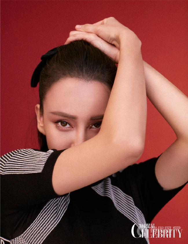 瑜伽女生母其弥雅气质紧身运动背心，礼裙衣系列杂志写真集