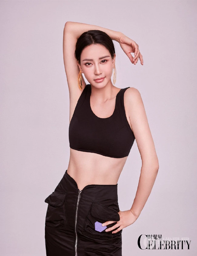 瑜伽女生母其弥雅气质紧身运动背心，礼裙衣系列杂志写真集
