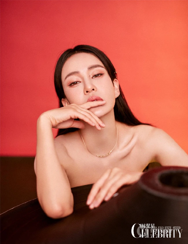 瑜伽女生母其弥雅气质紧身运动背心，礼裙衣系列杂志写真集