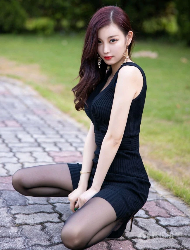 气质女生轻熟杨晨晨sugar紧身黑色连衣裙高跟袜装显修长线条感室外写真集