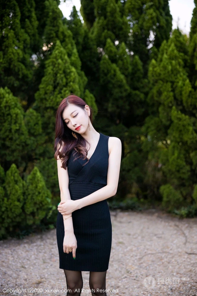 气质女生轻熟杨晨晨sugar紧身黑色连衣裙高跟袜装显修长线条感室外写真集
