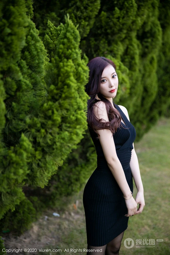 气质女生轻熟杨晨晨sugar紧身黑色连衣裙高跟袜装显修长线条感室外写真集