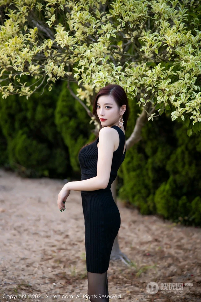 气质女生轻熟杨晨晨sugar紧身黑色连衣裙高跟袜装显修长线条感室外写真集