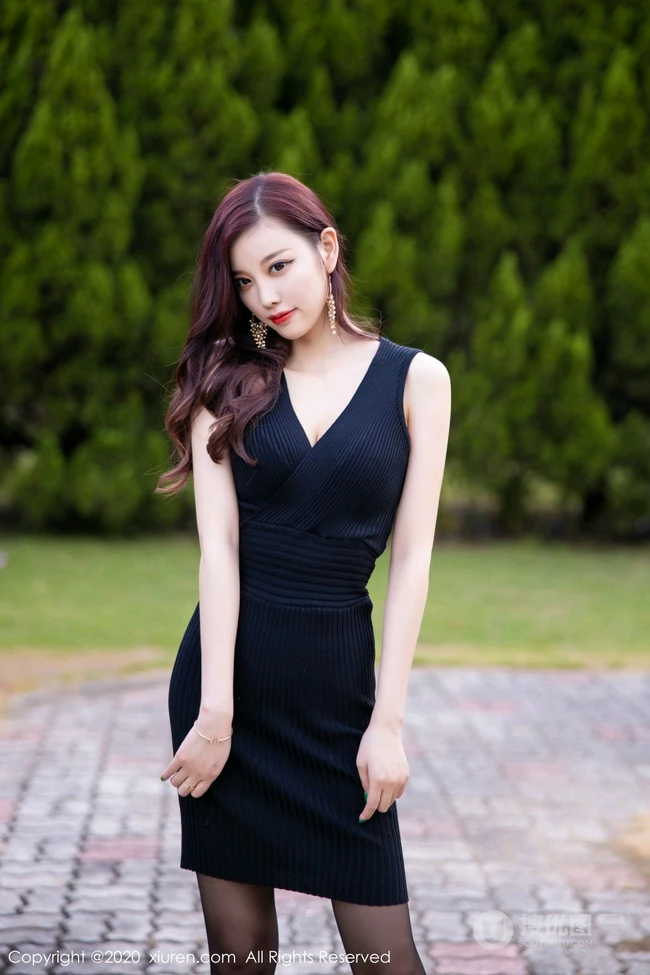气质女生轻熟杨晨晨sugar紧身黑色连衣裙高跟袜装显修长线条感室外写真集