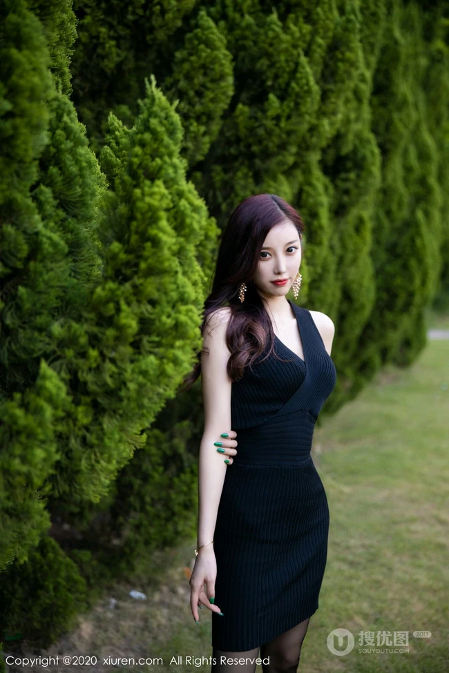 气质女生轻熟杨晨晨sugar紧身黑色连衣裙高跟袜装显修长线条感室外写真集