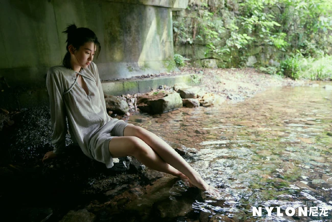 乔欣优雅动人户外山谷，小溪等旅拍森系写真照片