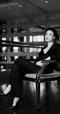 倪妮气质妩媚V领黑衣长裤小楼听风黑白写真照片