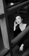 倪妮气质妩媚V领黑衣长裤小楼听风黑白写真照片