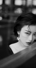 倪妮气质妩媚V领黑衣长裤小楼听风黑白写真照片