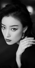 倪妮气质妩媚V领黑衣长裤小楼听风黑白写真照片