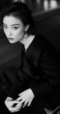 倪妮气质妩媚V领黑衣长裤小楼听风黑白写真照片
