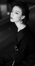 倪妮气质妩媚V领黑衣长裤小楼听风黑白写真照片