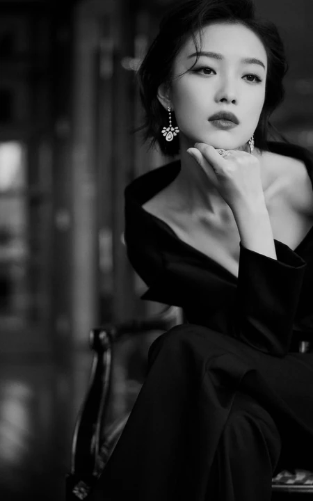倪妮气质妩媚V领黑衣长裤小楼听风黑白写真照片