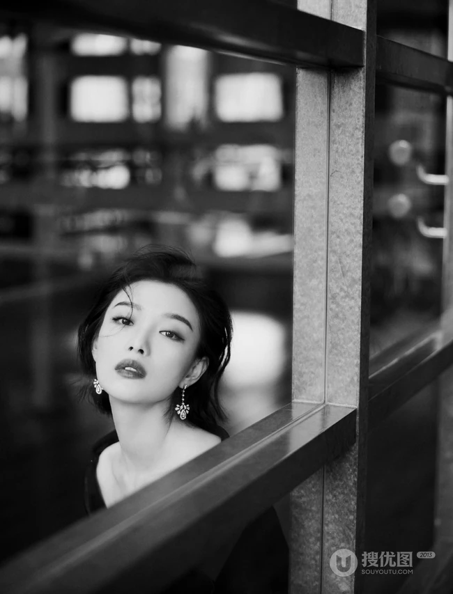 倪妮气质妩媚V领黑衣长裤小楼听风黑白写真照片