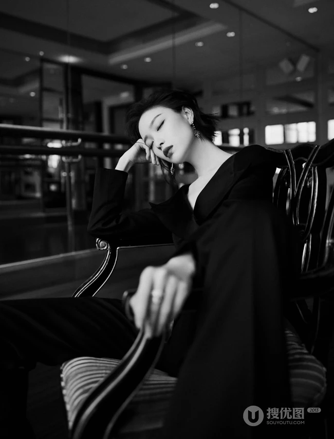 倪妮气质妩媚V领黑衣长裤小楼听风黑白写真照片