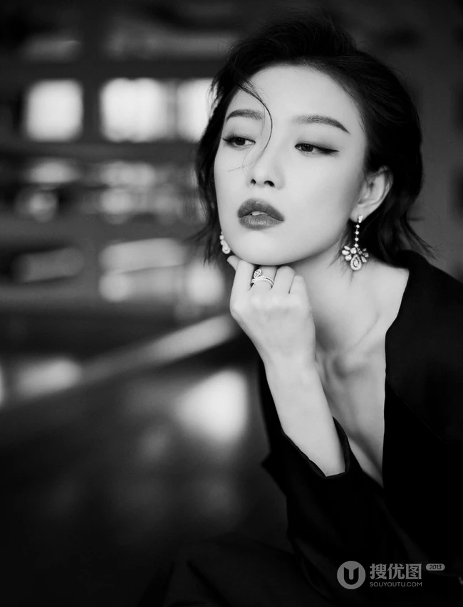 倪妮气质妩媚V领黑衣长裤小楼听风黑白写真照片
