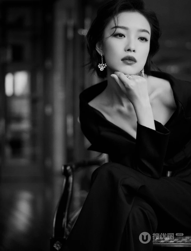 倪妮气质妩媚V领黑衣长裤小楼听风黑白写真照片