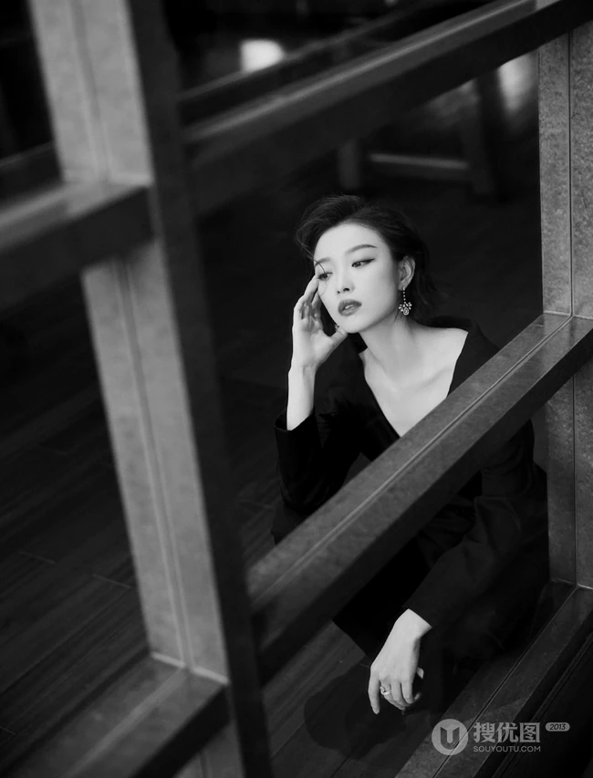 倪妮气质妩媚V领黑衣长裤小楼听风黑白写真照片