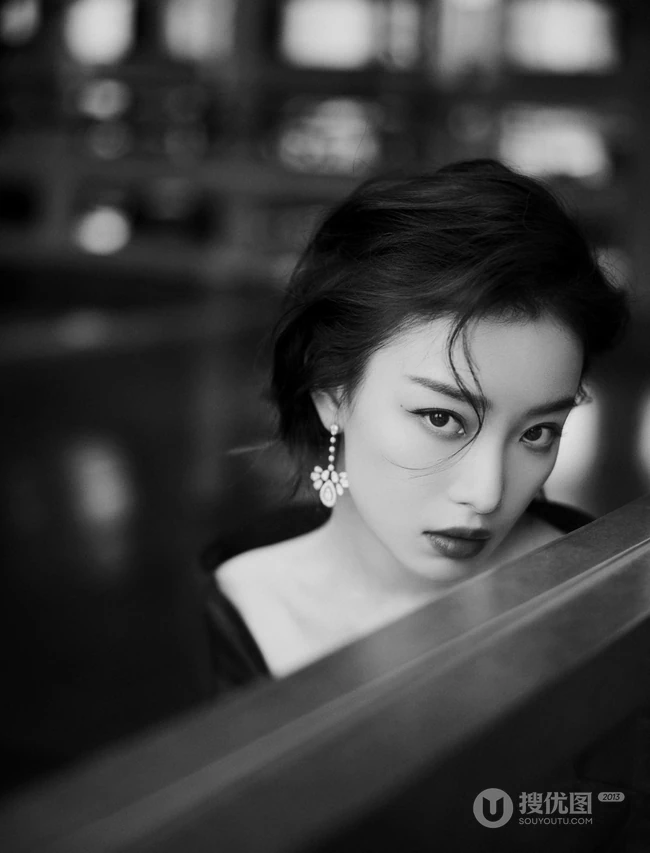 倪妮气质妩媚V领黑衣长裤小楼听风黑白写真照片