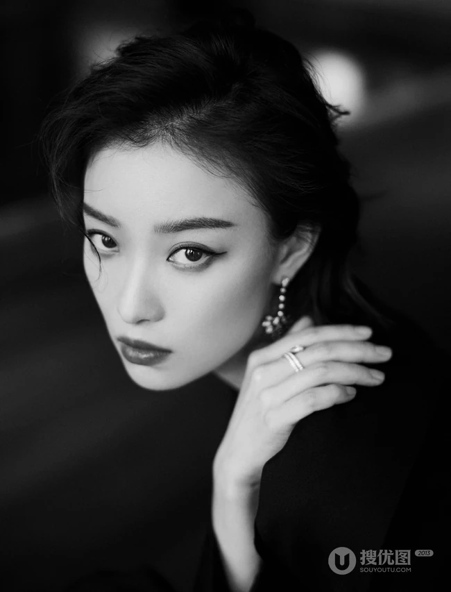 倪妮气质妩媚V领黑衣长裤小楼听风黑白写真照片
