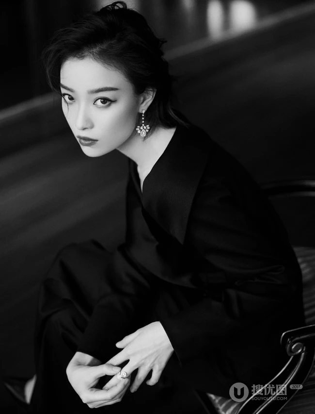 倪妮气质妩媚V领黑衣长裤小楼听风黑白写真照片
