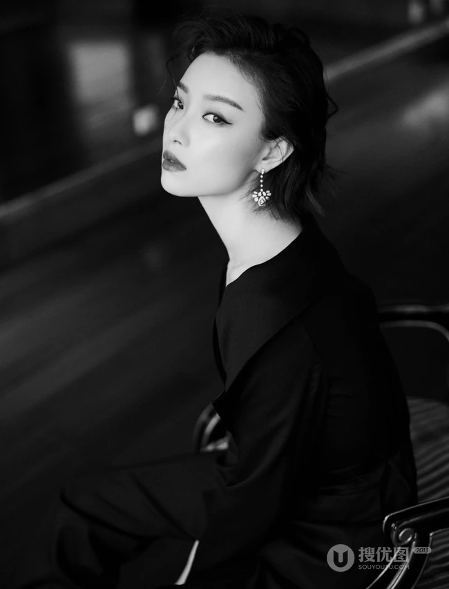 倪妮气质妩媚V领黑衣长裤小楼听风黑白写真照片