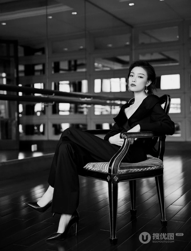 倪妮气质妩媚V领黑衣长裤小楼听风黑白写真照片